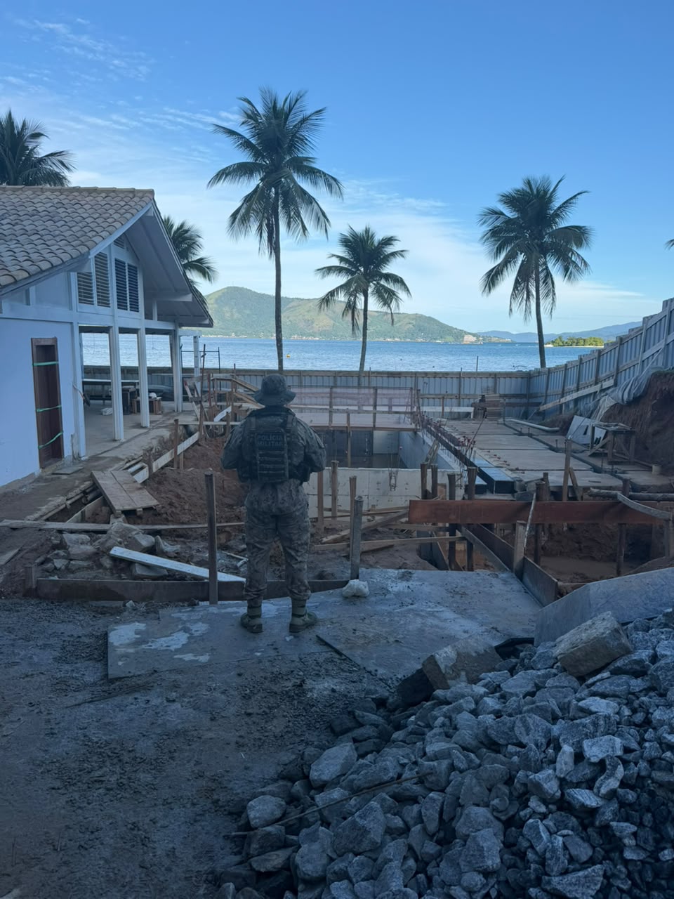 Obras sem licença são identificadas em condomínio localizado em Angra dos Reis 